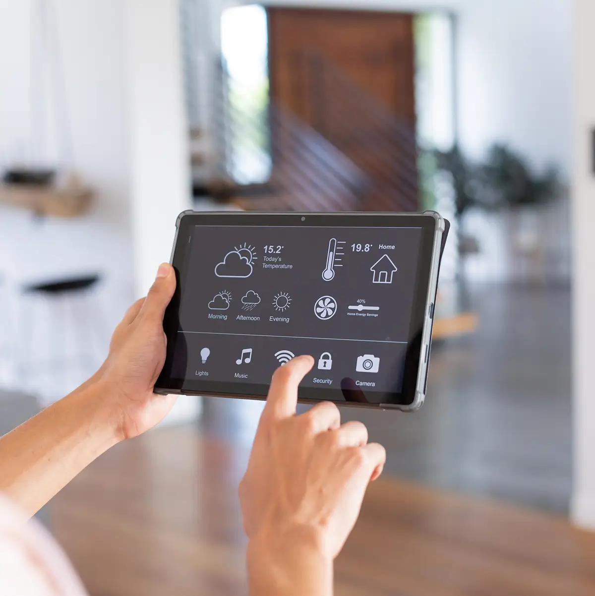 Gebäudeautomation mit KNX-Bedienelement für einfache Steuerung von Licht und Storen