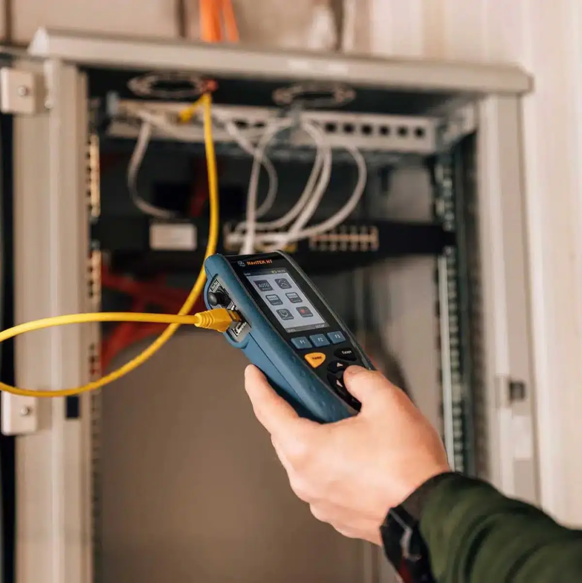 Saubere EDV-Verkabelung im Netzwerkschrank für ein stabiles IT-Netzwerk